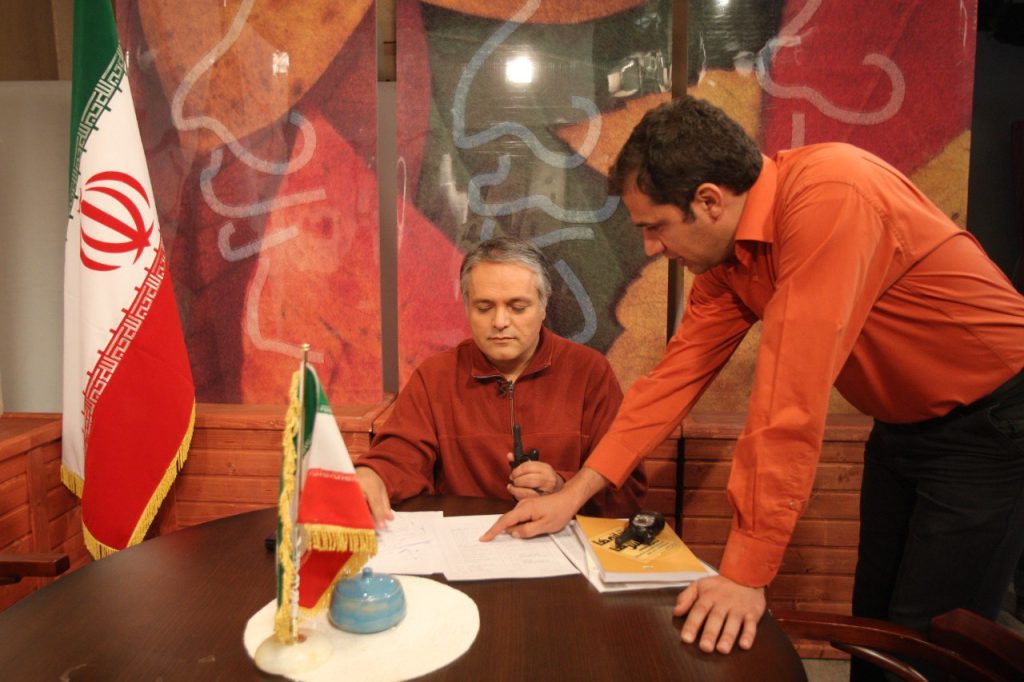 اکبرلو سال‌ها مجری برنامه «مجله تئاتر» بود