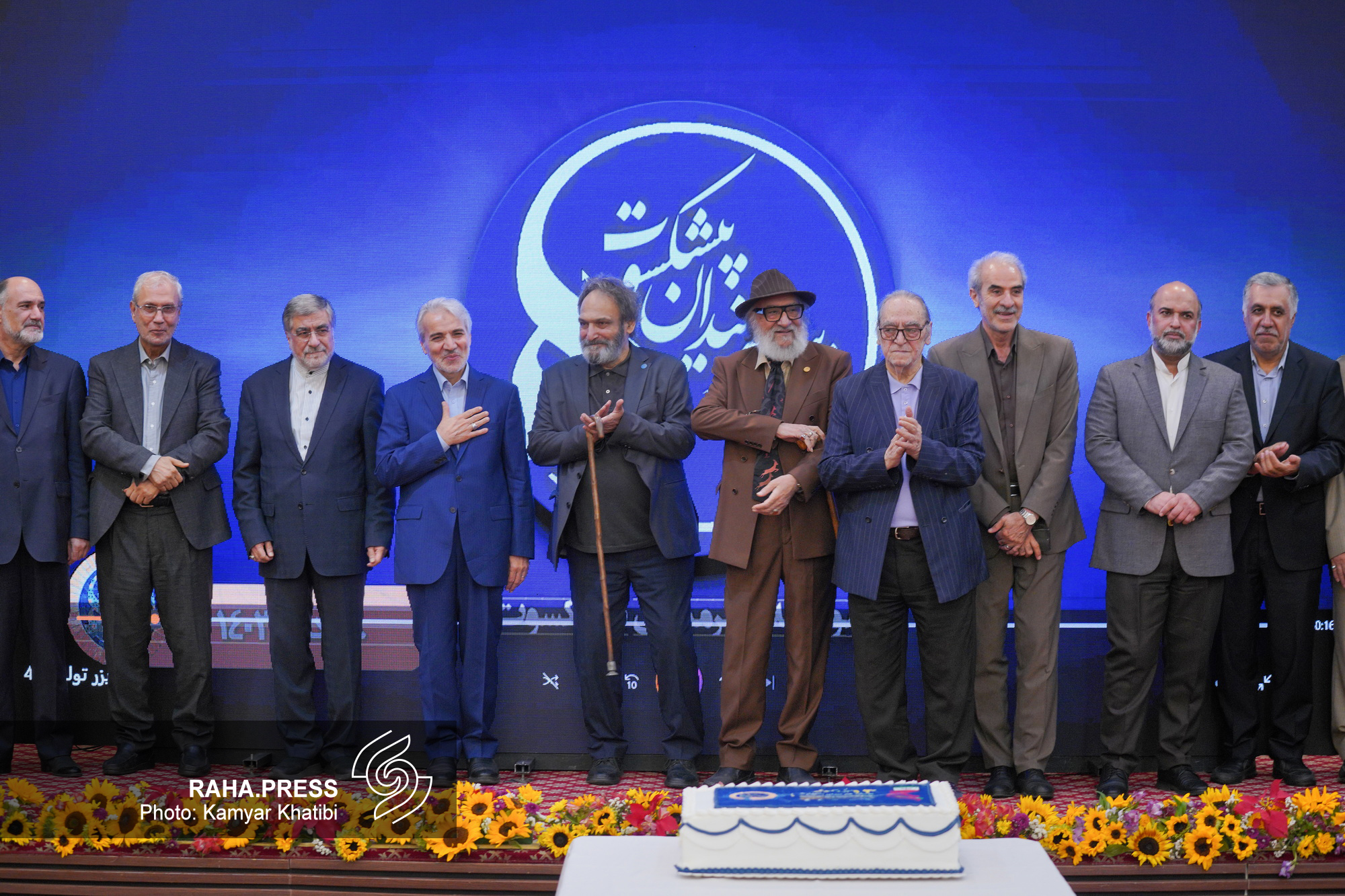 شبی که هنرمندان به احترام ایران ایستادند