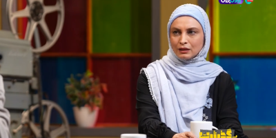 عیاری انگشتش را در لیوان چایم کرد و گفت زندگی را جدی نگیر!