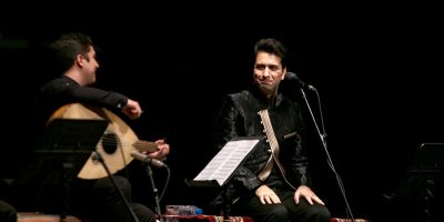 معتمدی خنیاگر می‌شود