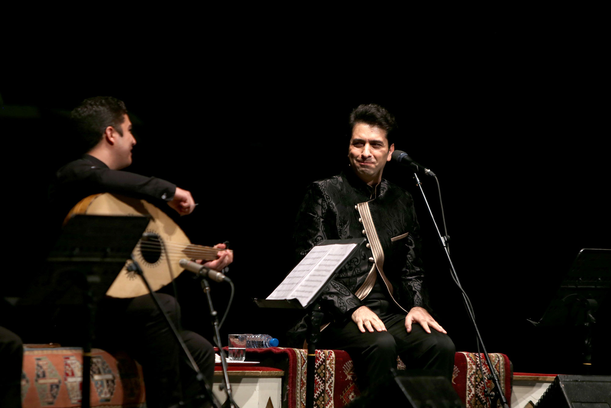 معتمدی خنیاگر می‌شود