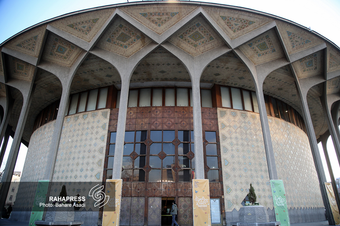 ۱۱ نمایش صحنه‌ای و ۶ نمایش خیابانی اجرا می‌شود