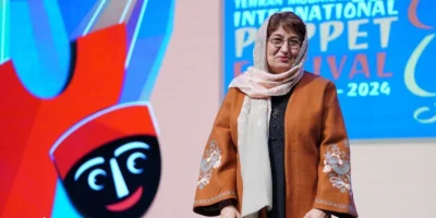 هما جدیکار نمایشنامه «خوشه‌ پروین» را می‌خواند