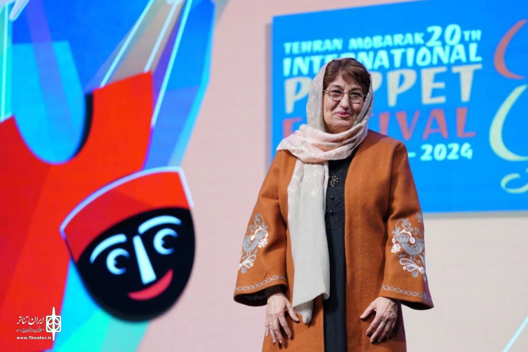 هما جدیکار نمایشنامه «خوشه‌ پروین» را می‌خواند