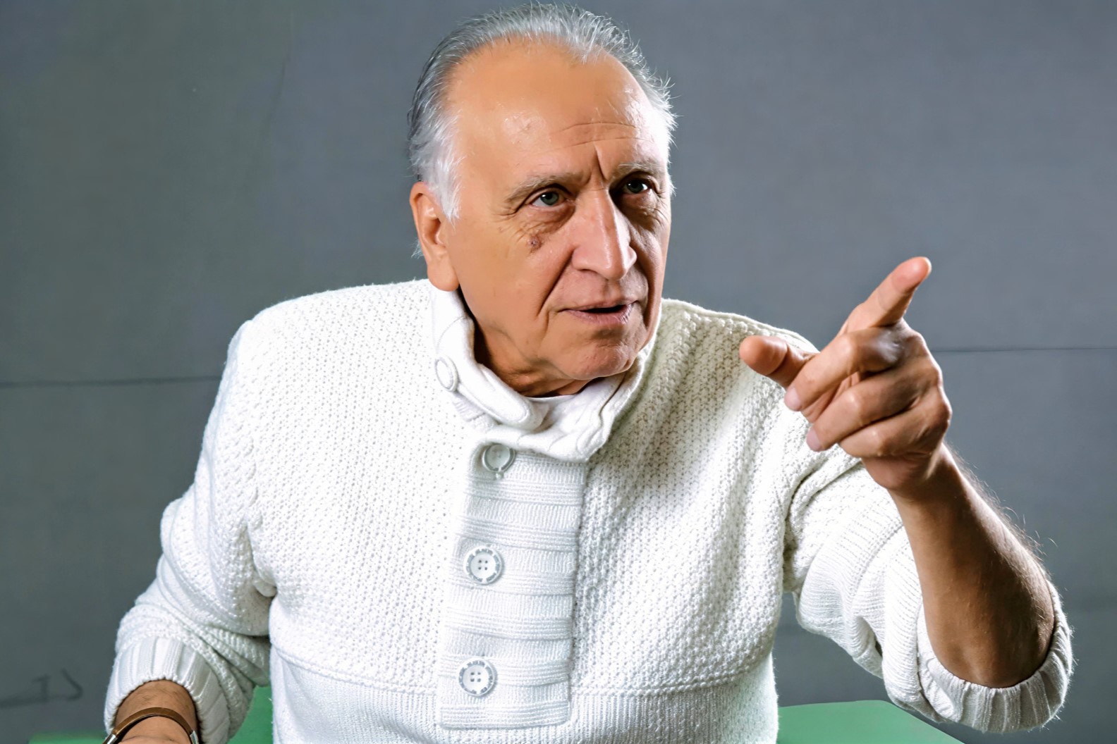 دشمن رهبر ما را گرفت، اما روح و راهش از بین رفتنی نیست