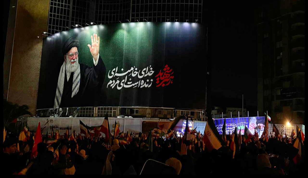 «رهبر شهید»؛ دیوارنگاره جدید میدان ولیعصر (عج)