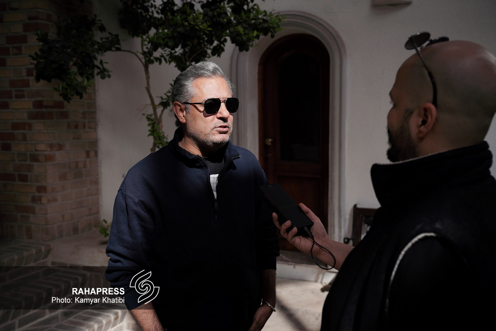 هنرمندان پای کار مردم و ایران هستند