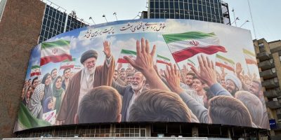 پرچمت بر زمین نمی‌ماند
