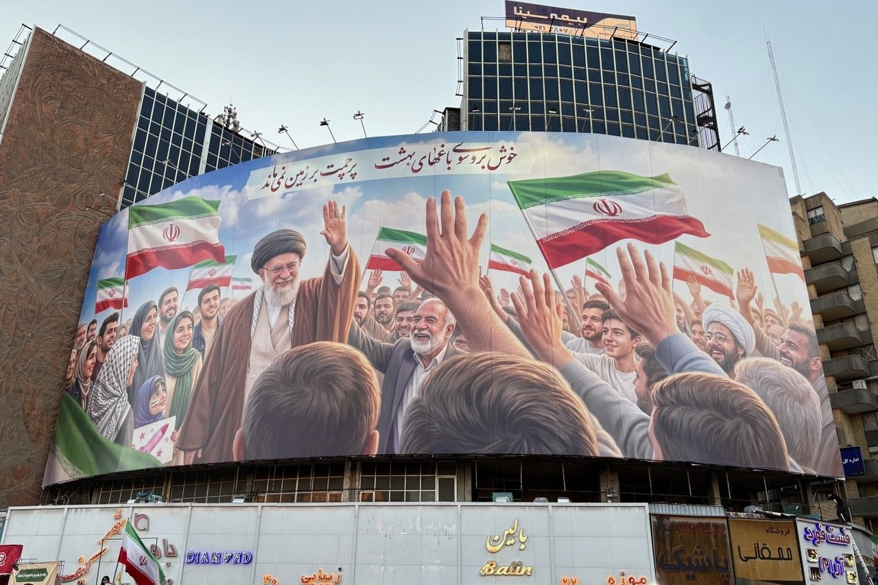 پرچمت بر زمین نمی‌ماند